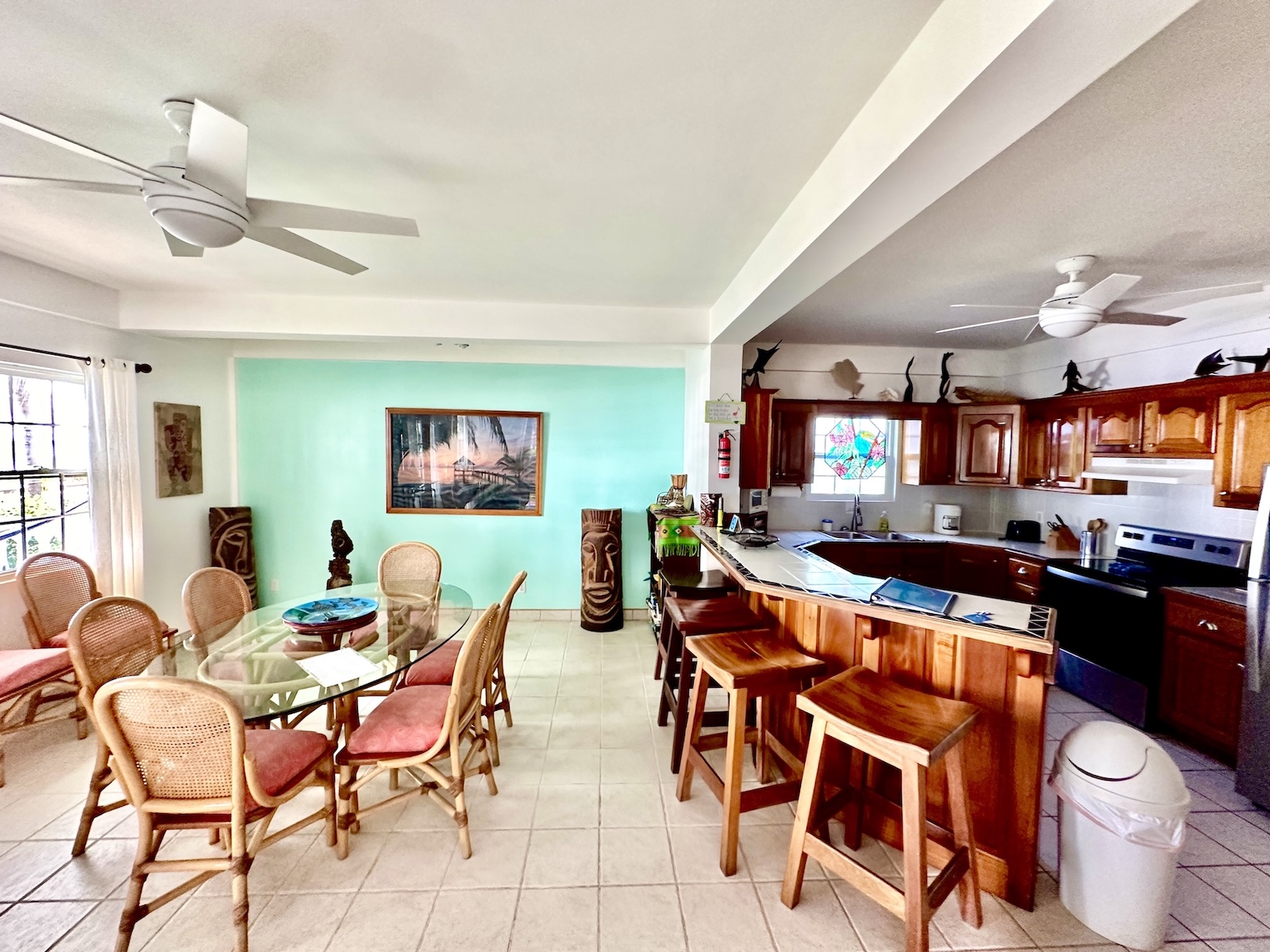 Dining area & kitchen